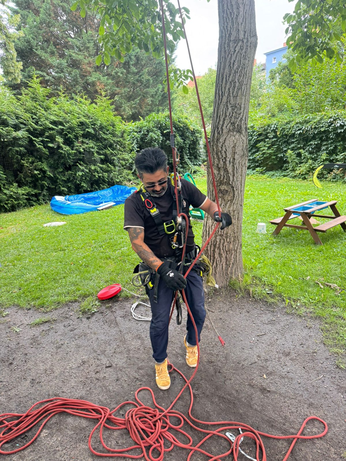 Industriekletterer Arash B. Pour mit Seiltechnik-Ausrüstung im Einsatz