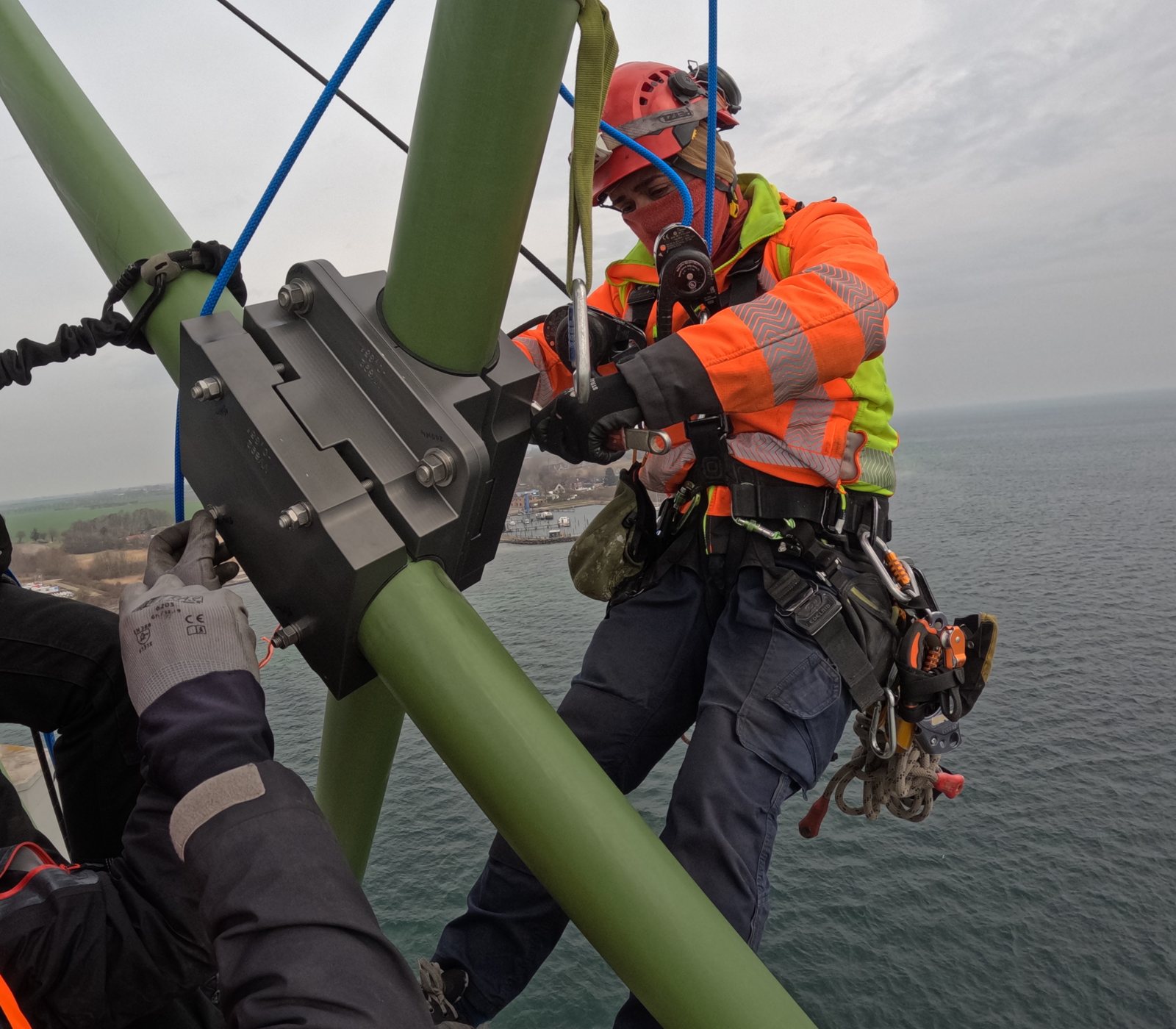 Montage einer Seilklemme am Brückenseil über der Ostsee