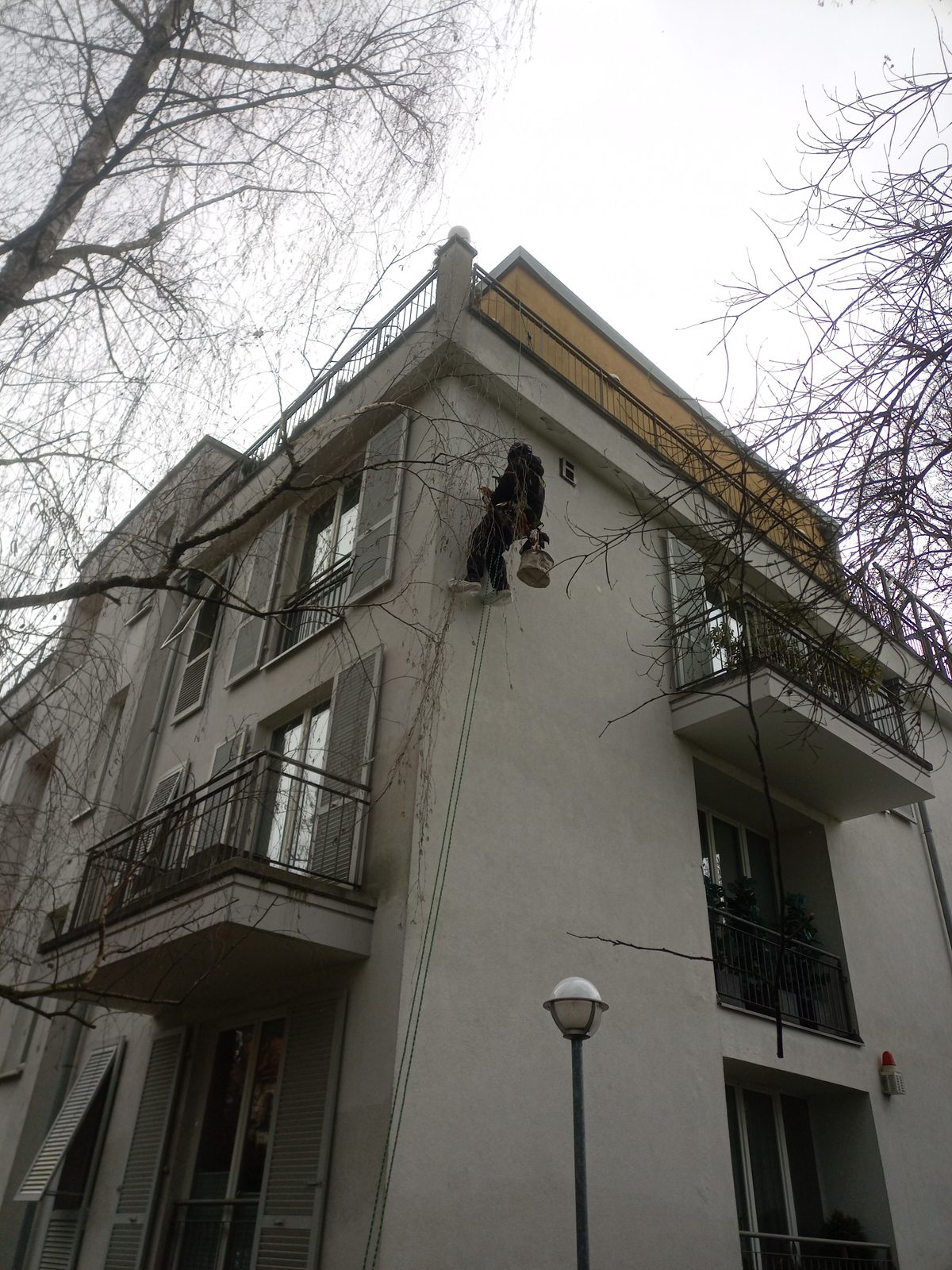 Höhenarbeiten an einer Fassade am Seil