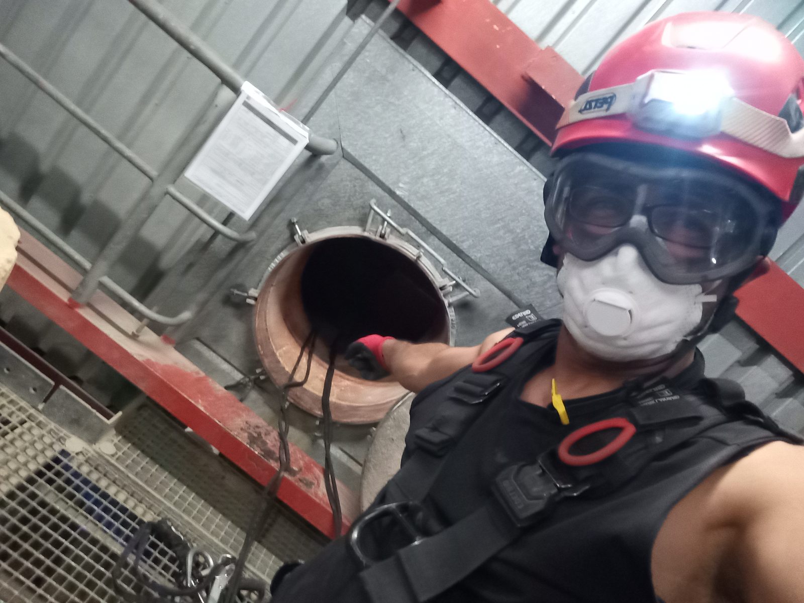 Seilarbeiten in einem Silo