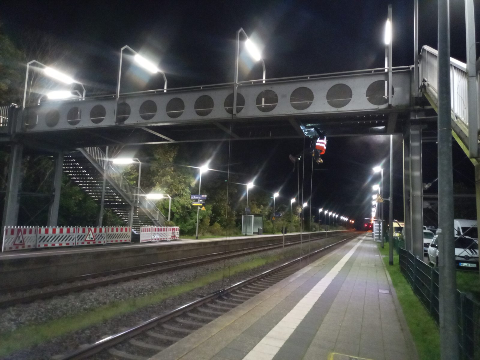 Seilzugangstechnik in einer Bahnhofshalle