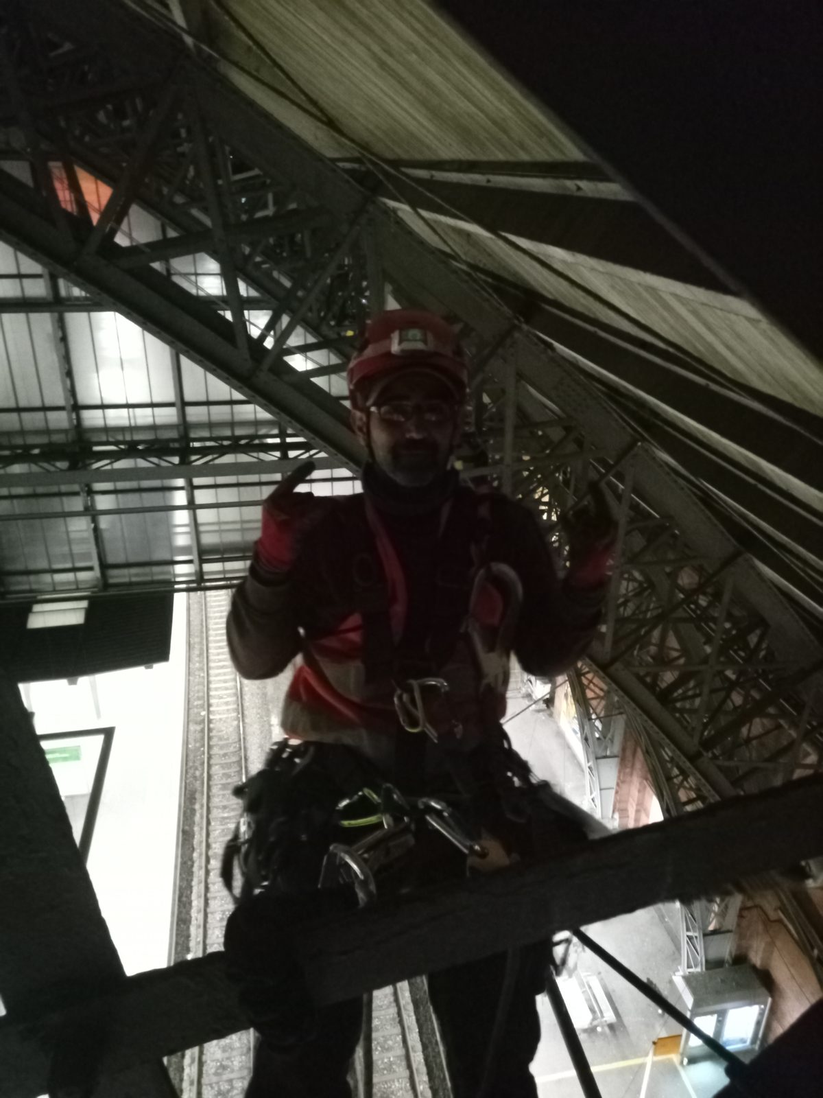 Höheneinsatz in einem Bahnhof
