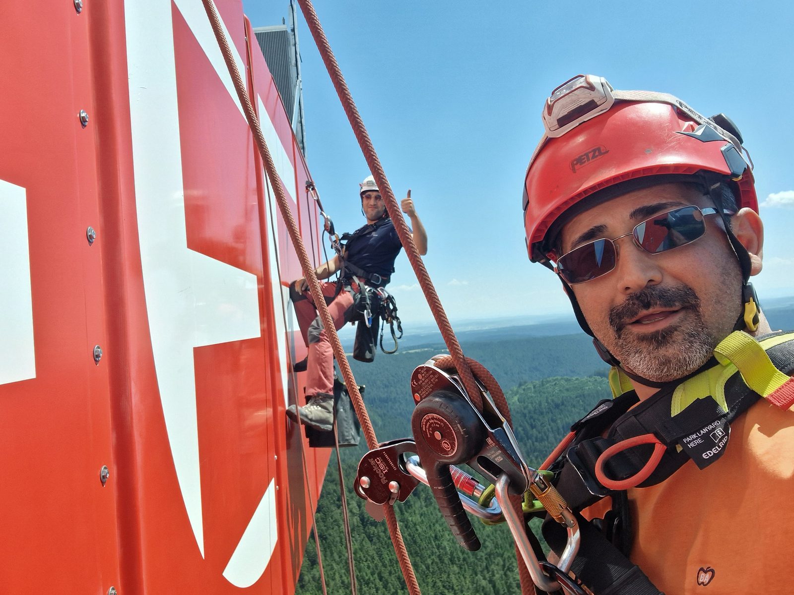 Zwei Industriekletterer in Seilzugangstechnik am Turm einer Windkraftanlage im Schwarzwald